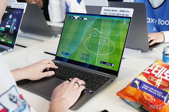 ▲ 훌륭한 사양! 깔끔한 디스플레이로 실감 나는 FC 온라인을 즐겨보세요!