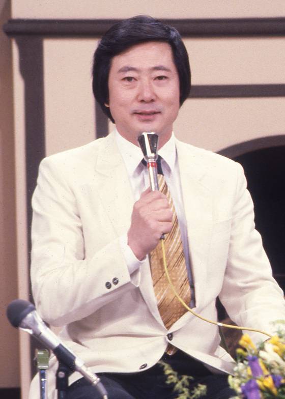 별세한 변웅전 전 의원. ‘안녕하세요 변웅전입니다’ 500회 특집 방송 때 모습이다. [중앙포토]