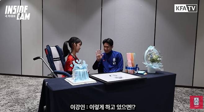 축구대표팀 이강인이 지난 14일 대전에서 열린 볼리비아와 평가전에서 선천적 근병증을 앓고 있는 소녀팬 이채원양을 만났다. [사진 KFC 유튜브]