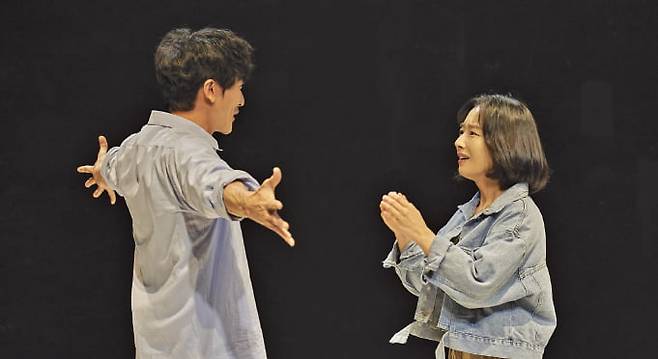 한 커플의 대화를 통해 인생의 의미를 묻는 연극 ‘렁스’가 내년 5월 개막한다. 2020년 초연 당시﻿ 여자 역의 배우 곽선영과 남자 역의 성두섭.  연극열전 제공
