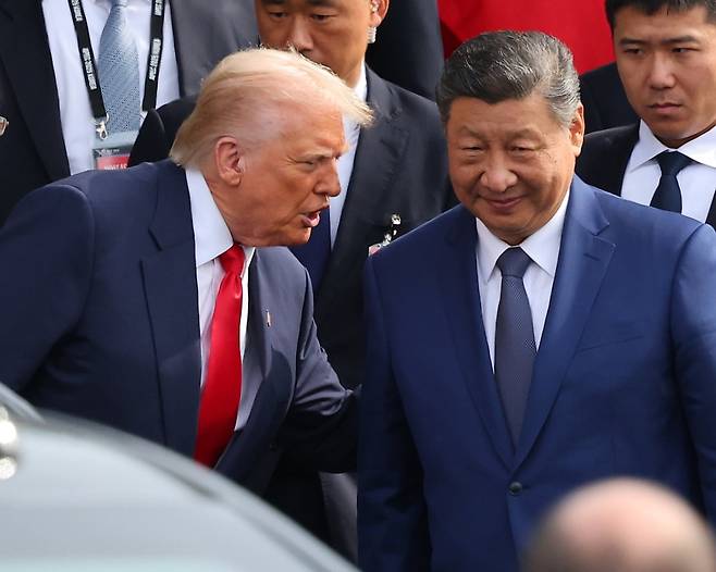 도널드 트럼프 미국 대통령과 시진핑 중국 국가주석이 부산 김해공군기지 의전실 나래마루에서 미중 정상회담을 마친 뒤 회담장을 나서며 인사하고 있다./사진=연합뉴스