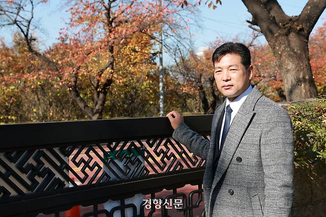 김성록 국회경비대 의장경호대장이 지난 19일 ‘12·3 불법계엄’ 당시 우원식 국회의장이 뛰어넘은 국회 담장 앞에서 당시 상황을 설명하고 있다. 정지윤 선임기자