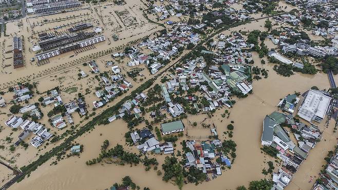 1주일간 내린 폭우로 20일(현지시간) 베트남 카인호아성 냐짱 지역이 침수된 모습. EPA연합뉴스