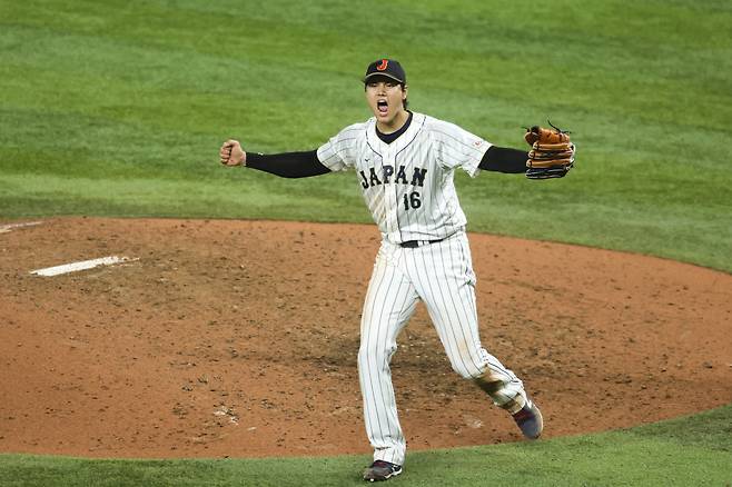 오타니 쇼헤이가 내년 3월 열리는 월드베이스볼클래식(WBC) 참가를 선언했다. 오타니가 2023년 WBC 결승전 9회 마무리 투수로 등판해 일본의 우승을 확정한 뒤 포효하고 있다. USA투데이연합뉴스