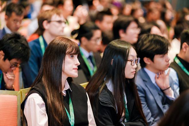Young scientists listen to Shaw laureates talk at the Hong Kong Laureate Forum 2025 in Hong Kong. (Hong Kong Laureate Forum)