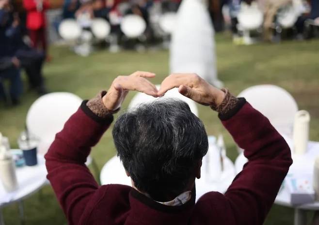 A participant of the "Jongno Good Life Challenge" makes a heart gesture during the event. (Yonhap)