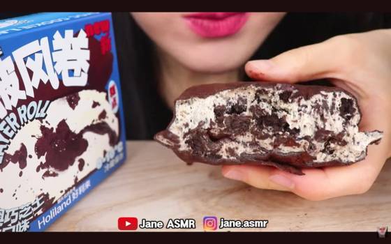 A mukbang YouTuber eats a "towel cake" sold at China's bakery chain Holiland [SCREEN CAPTURE]