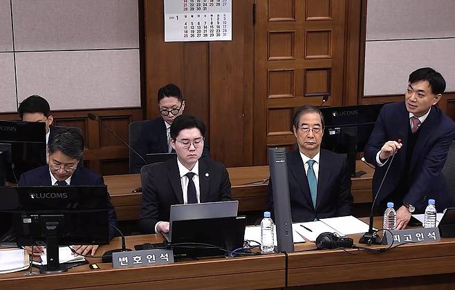 Former Prime Minister Han Duck-soo, second from right, sits at the Seoul Central District Court, southern Seoul, for a cross-examination on Nov. 24. [SEOUL CENTRAL DISTRICT COURT]