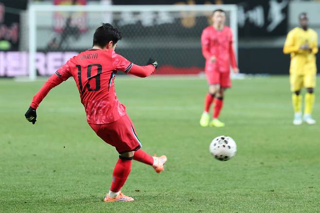 이강인이 18일 서울 마포구 서울월드컵경기장에서 열린 남자축구 국가대표 A매치 평가전 대한민국-가나 경기에서 이태석의 헤더골을 돕는 크로스를 올리고 있다. 연합뉴스