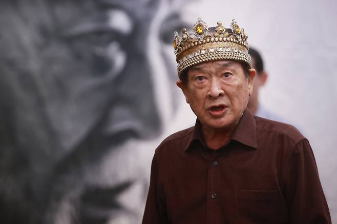 2003년 연극 ‘리어왕: KING LEAR’ 연습실 공개 및 간담회에서 주요 장면 시연하는 배우 이순재. 연합뉴스