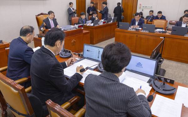 국회 산업통상자원중소벤처기업위원회 이철규 위원장이 지난 21일 국회에서 열린 전체 회의에서 철강 산업을 지원하는 'K-스틸법' 등 상정 법안을 처리하고 있다. 연합뉴스