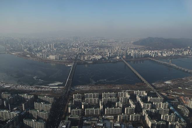 서울 송파구 롯데월드타워 서울스카이에서 내려다본 잠실 일대 아파트 단지 모습. [한주형 기자]
