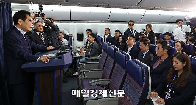 주요 20개국(G20) 정상회의 일정을 마친 이재명 대통령이 23일(현지시간) 튀르키예로 향하는 공군 1호기 내에서 순방 기내 기자간담회를 갖고 있다. 2025.11.23   김호영기자