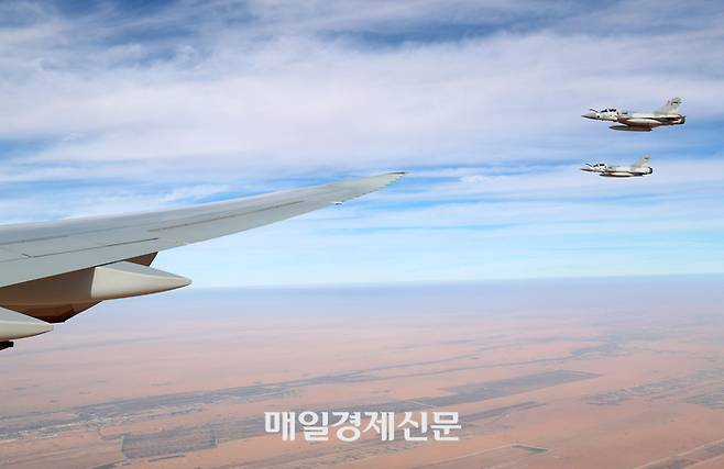 17일(현지시간) UAE 측이 이재명 대통령이 탑승한 공군 1호기가 자국 영공에 진입하자 국빈 방문 예우 차원 에서 전투기를 출격시켜 호위를 하고 있다. 2025.11.17 [아부다비/김호영기자]