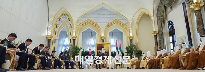아랍에미리트(UAE)를 국빈 방문 중인 이재명 대통령이 18일(현지시간) 아부다비 대통령궁에서 무함마드 빈 자예드 알 나흐얀 UAE 대통령과 한-UAE 확대회담을 하고 있다. 2025.11.18 아부다비/김호영기자
