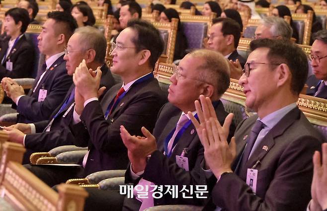 이재용 삼성전자 회장, 정의선 현대차그룹 회장, 허용수 GS에너지 대표이사, 류진 한국경제인협회 회장이 18일(현지 시간) 아부다비 카사르 알 와탄 대통령궁에서 열린 이재명 대통령 아랍에미리트(UAE) 국빈 방문 계기 ‘문화, UAE와 한국을 잇다’ 한-UAE 문화교류 행사에서 박수치고 있다. 2025.11.18  아부다비/김호영기자