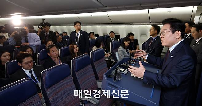 주요 20개국(G20) 정상회의 일정을 마친 이재명 대통령이 23일(현지시간) 튀르키예로 향하는 공군 1호기 내에서 순방 기내 기자간담회를 갖고 있다. 2025.11.23   김호영기자