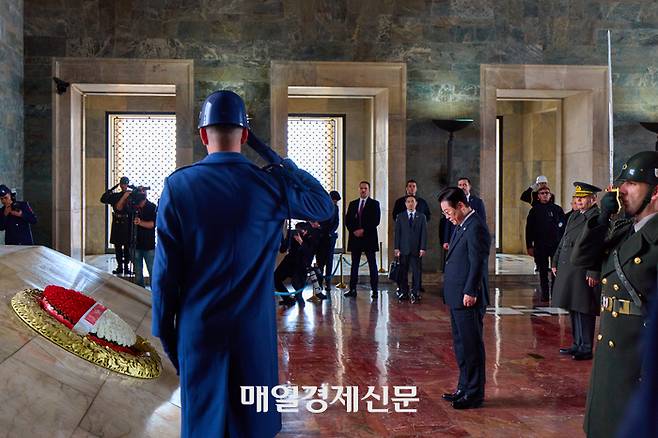 튀르키예를 국빈 방문 중인 이재명 대통령이 24일(현지시간) 앙카라에 위치한 튀르키예의 초대 대통령 ‘무스타파 케말 아타튀르크’의 묘소를 찾아 헌화를 한 뒤 묵념하고 있다. 2025.11.24   앙카라/김호영기자