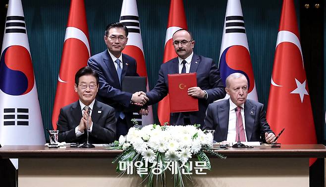 정연두 주튀르키예 대사와 아흐멧 귈쉔 튀르키예 도로청장이 24일(현지시간) 튀르키예 앙카라 대통령궁에서 이재명 대통령과 레제프 타이이프 에르도안 튀르키예 대통령이 참석한 가운데 도로 인프라 협력에 대한 MOU를 체결한 뒤 기념촬영을 하고 있다. 2025.11.24   앙카라/김호영기자