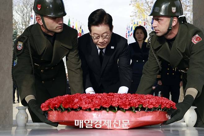 튀르키예를 국빈 방문 중인 이재명 대통령이 25일(현지시간) 앙카라 한국전 참전기념탑에 헌화하고 있다. 2025.11.25   앙카라/김호영기자