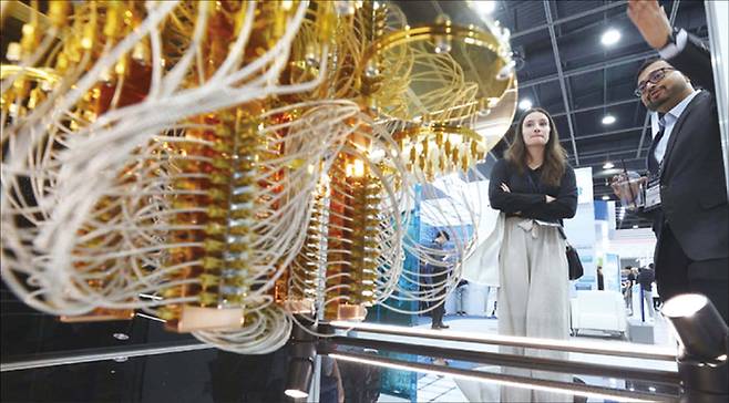 지난 6월 서울 서초구 aT센터에서 열린 ‘퀀텀 코리아 2025’의 한 참가 업체 부스에 샹들리에 구조의 양자컴퓨터 모형이 전시돼 있다. (연합뉴스)