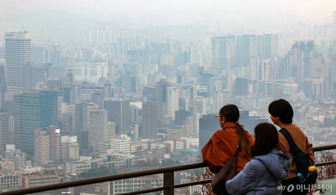 (서울=뉴스1) 이호윤 기자 = 지난 23일 KB부동산이 발표한 11월 전국 주택가격 동향에 따르면 서울 아파트 매매가격은 전달 대비 1.72% 올라 올해 최고 상승률을 기록한 지난달(1.46%)보다 상승폭이 확대되면서 2020년 9월(2.00%) 이후 5년 2개월만에 최고 상승률을 기록했다. 사진은 24일 서울 용산구 남산에서 바라본 서울시내 아파트 단지 모습. 2025.11.24/뉴스1  Copyright (C) 뉴스1. All rights reserved. 무단 전재 및 재배포,  AI학습 이용 금지. /사진=(서울=뉴스1) 이호윤 기자