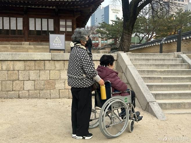 ���� 20�� ���� �����ÿ��� ���� ��ü� ź ��Ӵ� ���¼���(76)�� ��ü�� �����̸� ��� �ִ� �� �Ǹ�����(56). /����=������ ����.