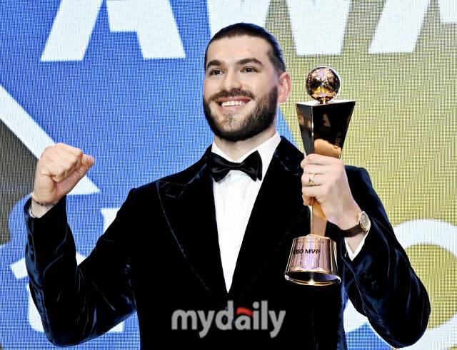 한화 폰세가 24일 오후 서울 잠실 롯데호텔 월드에서 진행된 '2025 KBO 시상식'에서 MVP를 수상하고 있다. 'KBO 시상식'은 퓨처스리그 투·타 개인 부문별 1위 선수 시상을 시작으로 KBO 리그 투·타 개인 부문별 1위 선수, KBO 심판상, 각 포지션별 KBO 수비상, 신인상 및 MVP 시상으로 진행된다./잠실 = 송일섭 기자