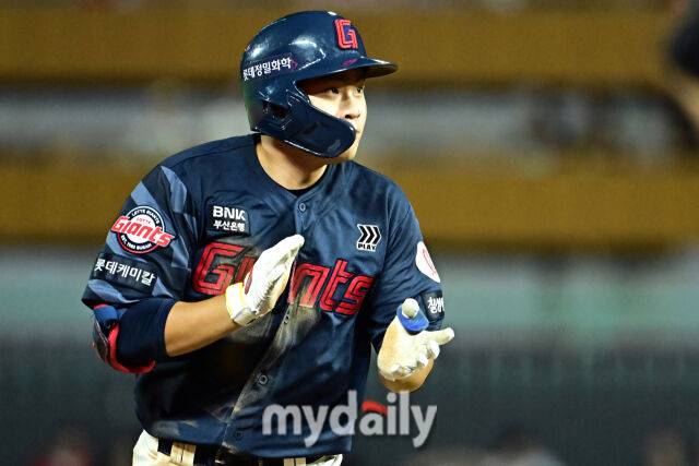 5일 인천 SSG랜더스필드에서 열린 '2025 신한 SOL BANK KBO리그' 롯데 자이언츠와 SSG 랜더스 경기. 롯데 박찬형이 6회초 2사 1-2루에 쓰리런을 친 후 그라운드를 뛰고 있다./마이데일리