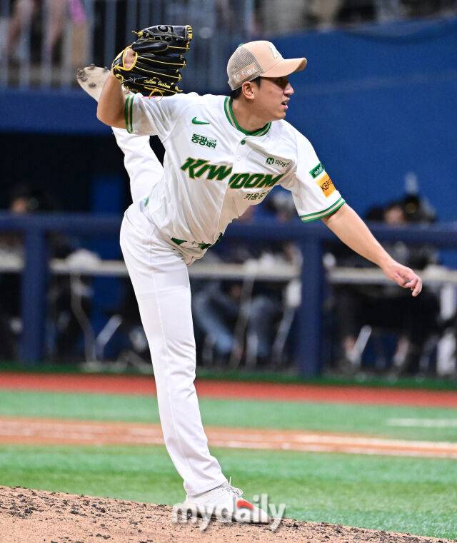 2025년 7월 24일 오후 서울 고척스카이돔에서 열린 '2025 신한 SOL뱅크 KBO 리그' 롯데 자이언츠와 키움 히어로즈의 경기. 키움 윤석원이 9회초 구원등판해 역투하고 있다./마이데일리