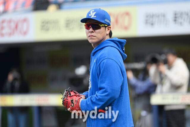 22일 대구 삼성라이온즈파크에서 열린 '2025 신한 SOL BANK KBO 포스트 시즌' 삼성 라이온즈와 한화 이글스 플레오이프(PO) 4차전 경기. 삼성 강민호가 경기전 훈련을 하고 있다./마이데일리
