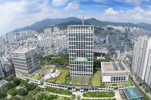 부산시는 25일 벡스코 컨벤션홀에서 SB선보㈜, 카라데니즈 홀딩과 ‘조선·해양플랜트 산업의 공동 발전 업무협약’을 체결한다고 밝혔다. 사진은 부산시청 전경 [부산시 제공]