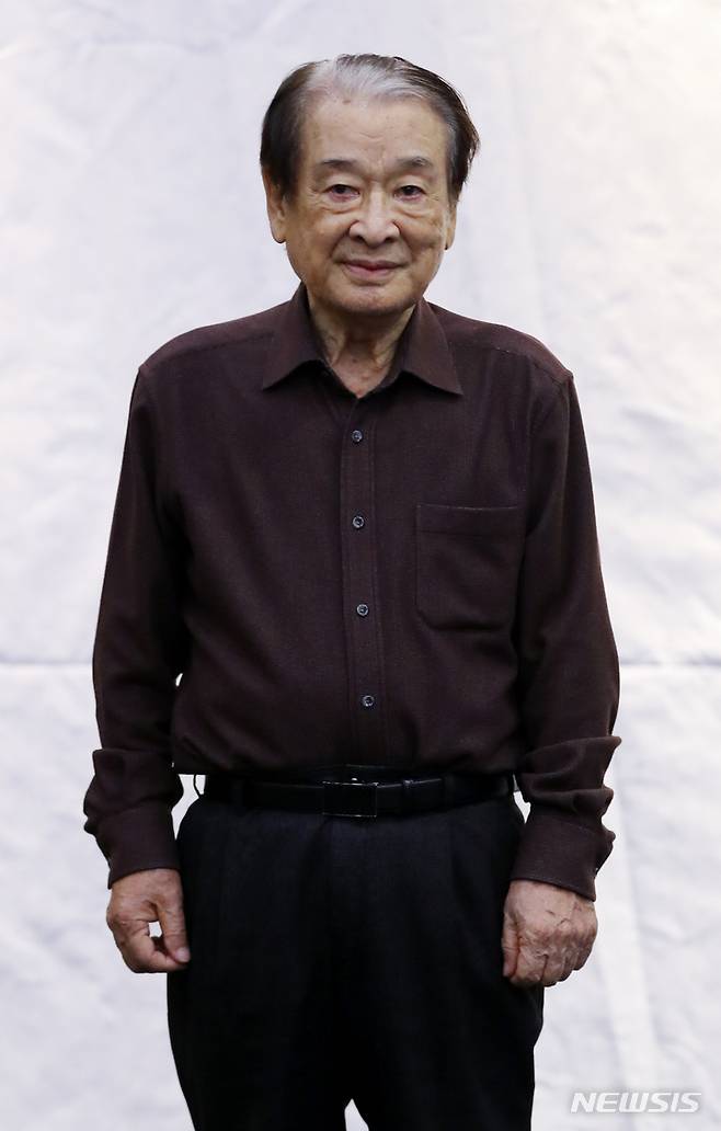 [서울=뉴시스] 최진석 기자 = 리어왕 역의 배우 이순재가 10일 서울 SNU 장학빌딩 베리타스홀에서 열린 연극 리어왕 연습실 공개 행사에서 포즈를 취하고 있다. 2023.05.10. myjs@newsis.com