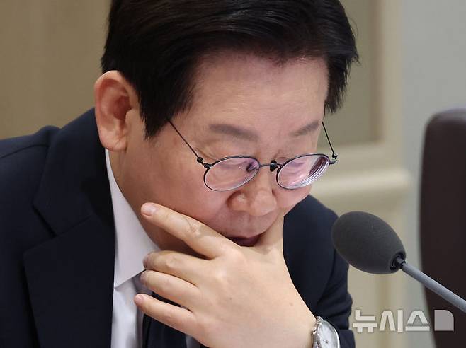 [서울=뉴시스] 고범준 기자 = 이재명 대통령이 지난 4일 서울 용산 대통령실 청사에서 열린 국무회의에서 자료를 살펴보고 있다. (대통령실통신사진기자단) 2025.11.04. bjko@newsis.com