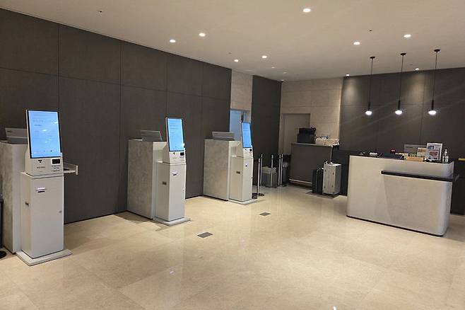 [서울=뉴시스] 아놀자의 호스피탈리티 솔루션 멤버사 산하정보기술이 국내에 진출한 일본계 호텔 브랜드 전 지점에 '윙스 PMS' 솔루션을 공급한다고 25일 밝혔다. 사진은 산하정보기술 PMS – 스마트 키오스크 운영 환경이 접목된 호텔 그레이스리 서울 로비 (사진=야놀자 제공) *재판매 및 DB 금지