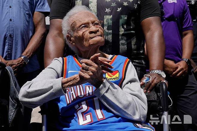 [털사 ( 미 오클라호마주)= AP/ 뉴시스] 털사 인종대학살의 마지막 생존자 비올라 포드 플레처가 2021년 털사시내 그린우드에서 열린 사건 100주년 기념 행사에 참석해서 집회참가자들의 연설을 경청하고 있다. 2025. 11.25.