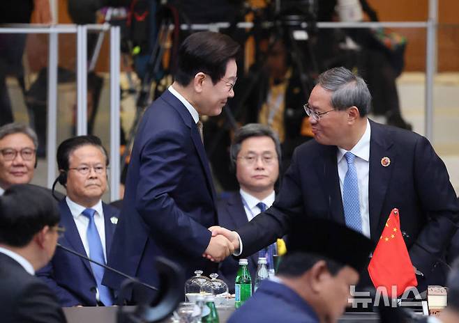 [쿠알라룸푸르=뉴시스] ﻿﻿이재명 대통령이 최근 중국과의 협력 확대 의지를 밝히며 조속한 중국 방문 기대를 내비친 데 대해, 중국 전문가들이 "일본과는 다른 외교 노선"이라며 긍정적으로 평가했다. 사진은 이 대통령이 지난 10월27일 말레이시아 쿠알라룸푸르 컨벤션 센터에서 열린 아세안+3(한중일) 정상회의에서 리창 중국 총리와 악수하는 모습. 2025.11.25