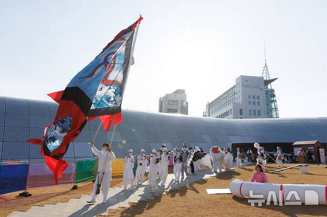 [서울=뉴시스]'제2회 인문문화축제'의 공연 장면. (사진=예술위 제공)