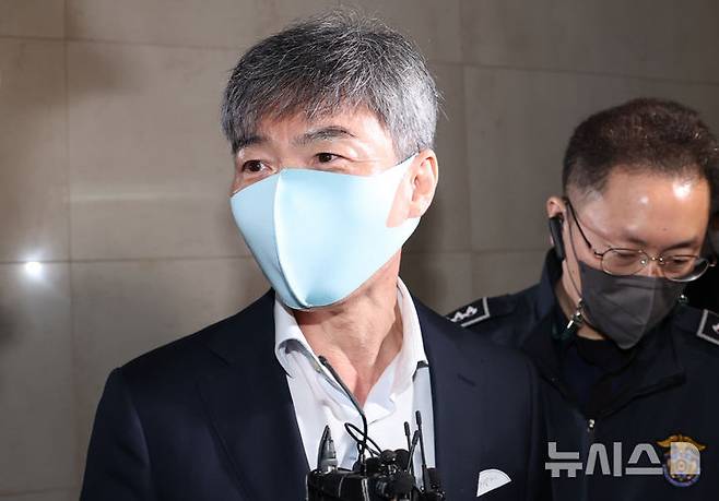 [서울=뉴시스] 조성우 기자 = 이종호 전 블랙펄인베스트 대표가 지난 1일 오전 서울 서초구 순직 해병 특별검사팀 사무실에서 피의자 소환 조사를 받기 위해 출석하고 있다. 2025.11.01. xconfind@newsis.com