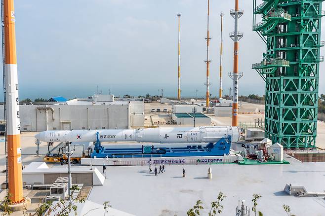 [서울=뉴시스] 25일 전남 고흥 나로우주센터에서 누리호 4차 발사를 위한 기립 작업이 진행되고 있다. (사진=한국항공우주연구원 제공) 2025.11.25. photo@newsis.com *재판매 및 DB 금지