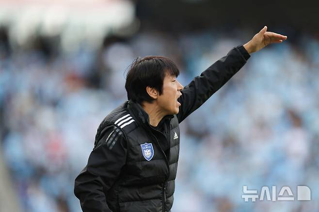 [서울=뉴시스]K리그1 울산 노상래 감독 대행. (사진=울산 HD 제공)