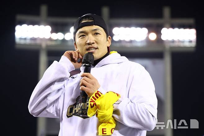 [서울=뉴시스] 황준선 기자 = LG트윈스 주장 박해민이 1일 서울 송파구 잠실야구장에서 열린 '한국시리즈 통합우승 IN 잠실' 행사에서 인사말 하고 있다. 2025.11.01. hwang@newsis.com