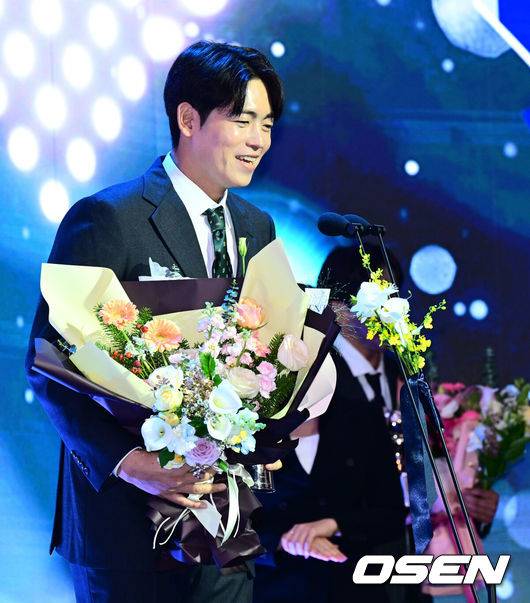 [OSEN=지형준 기자] 24일 오후 서울 잠실 롯데호텔 월드 크리스탈볼룸에서 ‘2025 신한 SOL뱅크 KBO 시상식’이 열렸다.KBO 시상식에서 가장 관심을 모으는 것은 단연 MVP 수상자다. 올해 MVP 레이스는 한화 코디 폰세와 삼성 르윈 디아즈의 2파전이다.&nbsp;퓨처스리그 북부리그 승리상을 수상한 한화 이태양이 소감을 말하고 있다. 2025.11.24 /jpnews@osen.co.kr