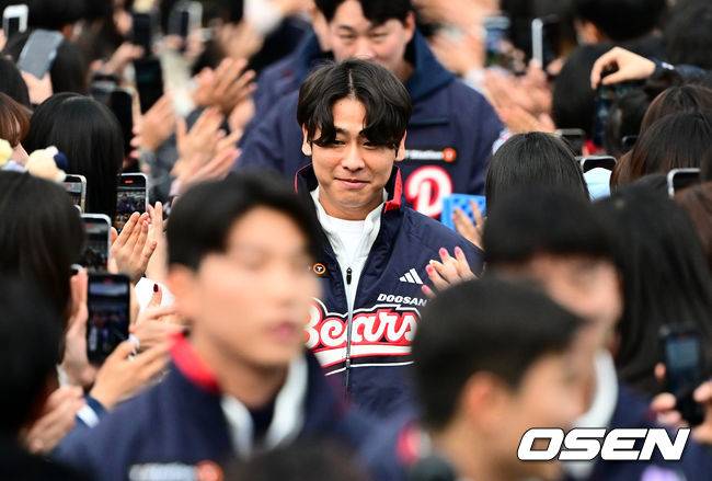 [OSEN=잠실, 지형준 기자] 프로야구 두산 베어스가 23일 오후 서울 잠실야구장에서 ‘2025&nbsp;곰들의 모임’을 개최했다.곰들의 모임은 한 시즌 동안 변함없는 응원을 보내준 최강&nbsp;10번타자 팬들에게 감사의 마음을 전하기 위해 마련된 팬 페스티벌이다.두산 박찬호가 팬들과 하이파이브를 하며 입장하고 있다. 2025.11.23 /jpnews@osen.co.kr
