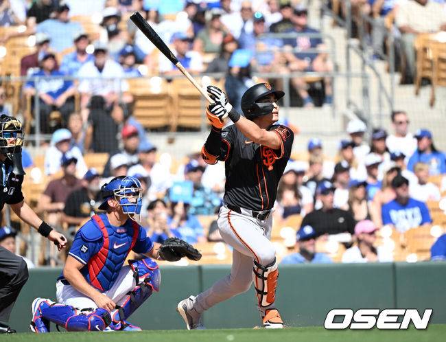 [OSEN=글렌데일(미국), 이대선 기자] '코리안 데이'였다.&nbsp;이정후(샌프란시스코 자이언츠)와 김혜성(LA 다저스)이 맞대결에서 나란히 맹활약했다. &nbsp;LA 다저스와 샌프란시스코 자이언츠는 2일(이하 한국시간) 미국 애리조나주 글렌데일의 캐멀백 랜치에서 2025 메이저리그 시범경기를 치렀다.&nbsp;이날 김혜성은 8번 유격수로,&nbsp;이정후는 3번 중견수로 각각 선발 출장했다. 이정후가 총알 2루타로 선제 타점을 올리자, 7푼 타율로 마음고생을 하던 김혜성은 시범경기 첫 홈런포를 터뜨렸다.1회초 1사 3루에서 샌프란시스코 자이언츠 이정후가 우전 적시 2루타를 치고 있다. 2025.03.02 / sunday@osen.co.kr