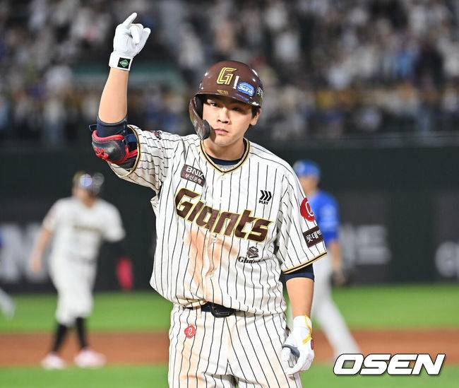 [OSEN=부산, 이석우 기자] 26일 부산 사직야구장에서 2025 신한 SOL 뱅크 KBO 리그 롯데 자이언츠와 삼성 라이온즈의 경기가 열렸다. 홈팀 롯데는 박준우가, 방문팀 삼성은 원태인이 선발 출전했다.롯데 자이언츠 박찬형이 7회말 2사 1,2루 우익수 앞 1타점 안타를 치고 세리머니를 하고 있다. 2025.09.26 / foto0307@osen.co.kr