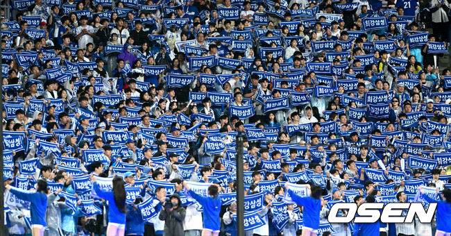 [OSEN=대구, 최규한 기자] 13일 대구 삼성라이온즈파크에서 ‘2025 신한 SOL뱅크 KBO리그’ 준플레이오프(5전 3선승제) 3차전 삼성 라이온즈와 SSG 랜더스의 경기가 열렸다.삼성은 원태인, 방문팀 SSG은 드류 앤더슨을 선발로 내세웠다.대구 삼성라이온즈파크 홈 팬들이 열띤 응원을 펼치고 있다. 2025.10.13 / dreamer@osen.co.kr