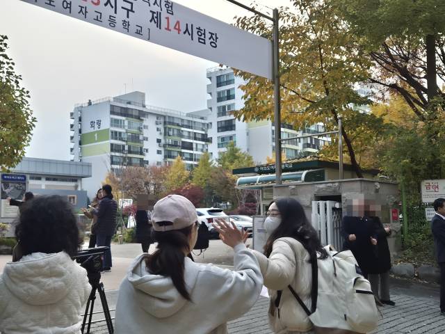 대학수학능력시험이 열리는 13일 서울 영등포구 여의도여고 시험장으로 학생들이 인사를 나누며 들어가고 있다. 정유나 기자