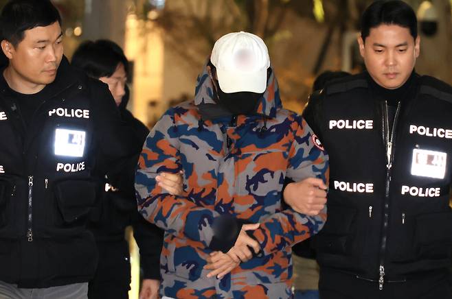 압수수색 과정에서 도주한 도이치모터스 주가조작 사건 공범이 11월20일 충주시 소재 휴게소에서 체포돼 김건희 특검 조사실로 압송되고 있다. ⓒ연합뉴스