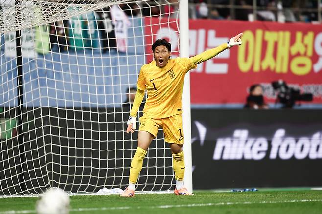 축구국가대표팀 골키퍼 김승규(사진)는 지난해 1월 입은 오른쪽 십자인대 부상을 털어내고 4번째 월드컵 출전과 센추리클럽 가입을 향한 도전을 이어간다. 대표팀 동료 이재성과 소속팀 동료 나가토모의 존재는 그에게 큰 힘이다. 사진제공│대한축구협회